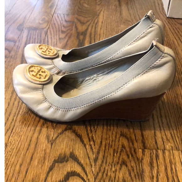 Authentic TORY BURCH Caroline wedge, gray, size 8 - Picture 2 of 6